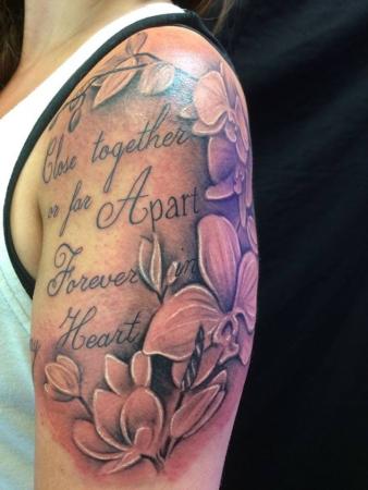 bloemen tekst tattoo
