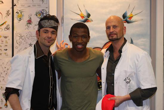 Feyenoord speler Kamohelo Mokotjo op bezoek bij Tattoo Bob